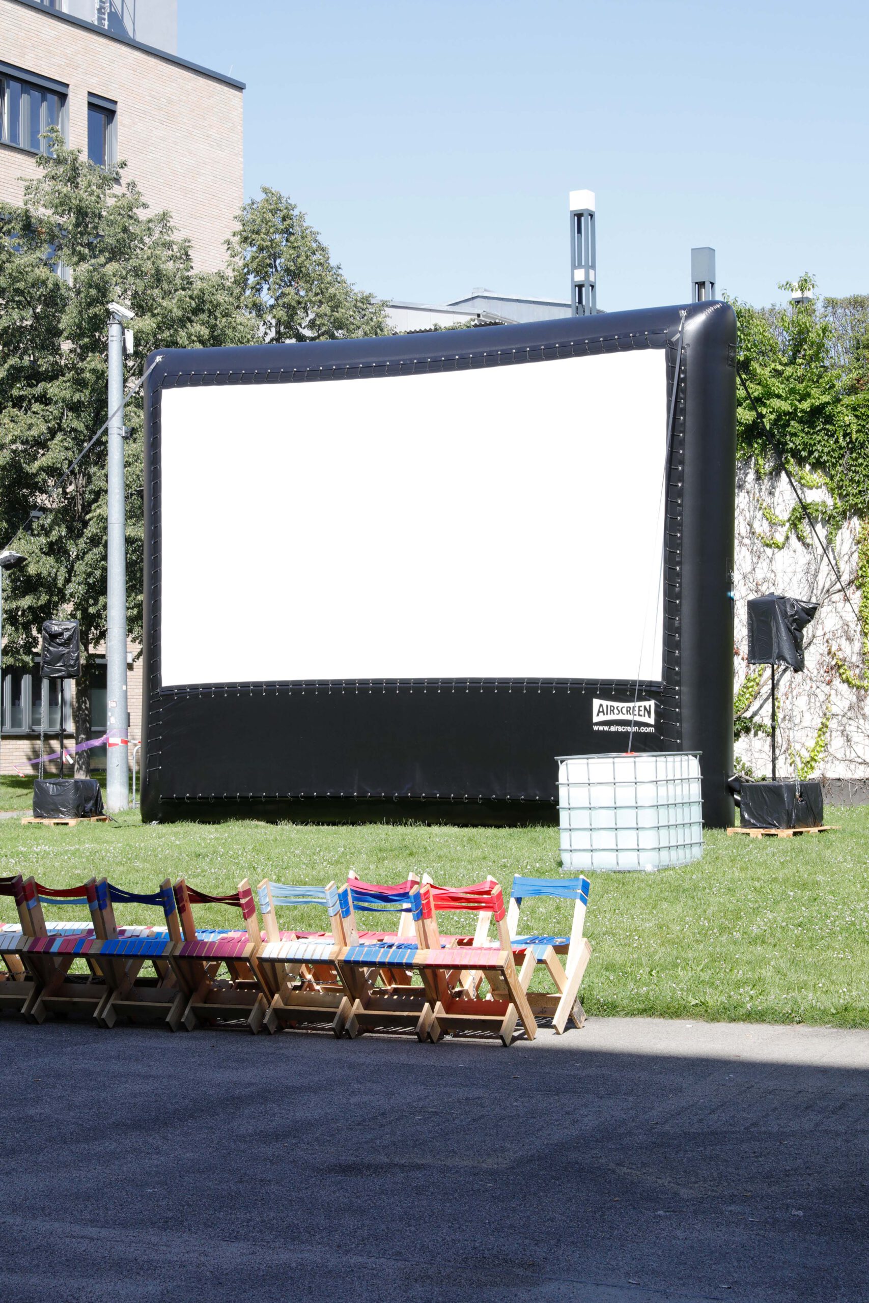 Open Air Kino 2021 Leinwand Wiese Hochformat